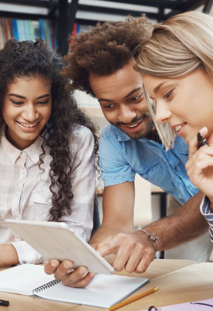 Groupe de trois jeunes étudiant